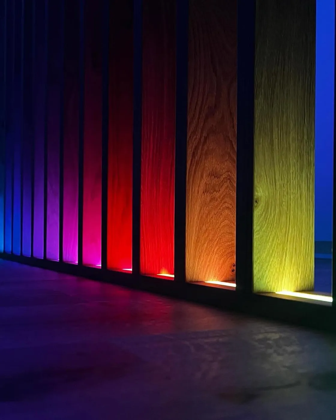 Raumteiler mit LED-Beleuchtung – Schreinerei Schreistetter